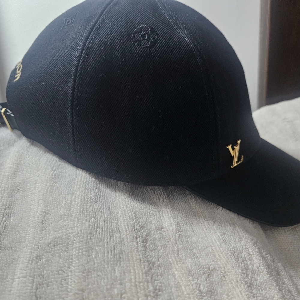 LV BLACK HAT - Picture 12 of 16